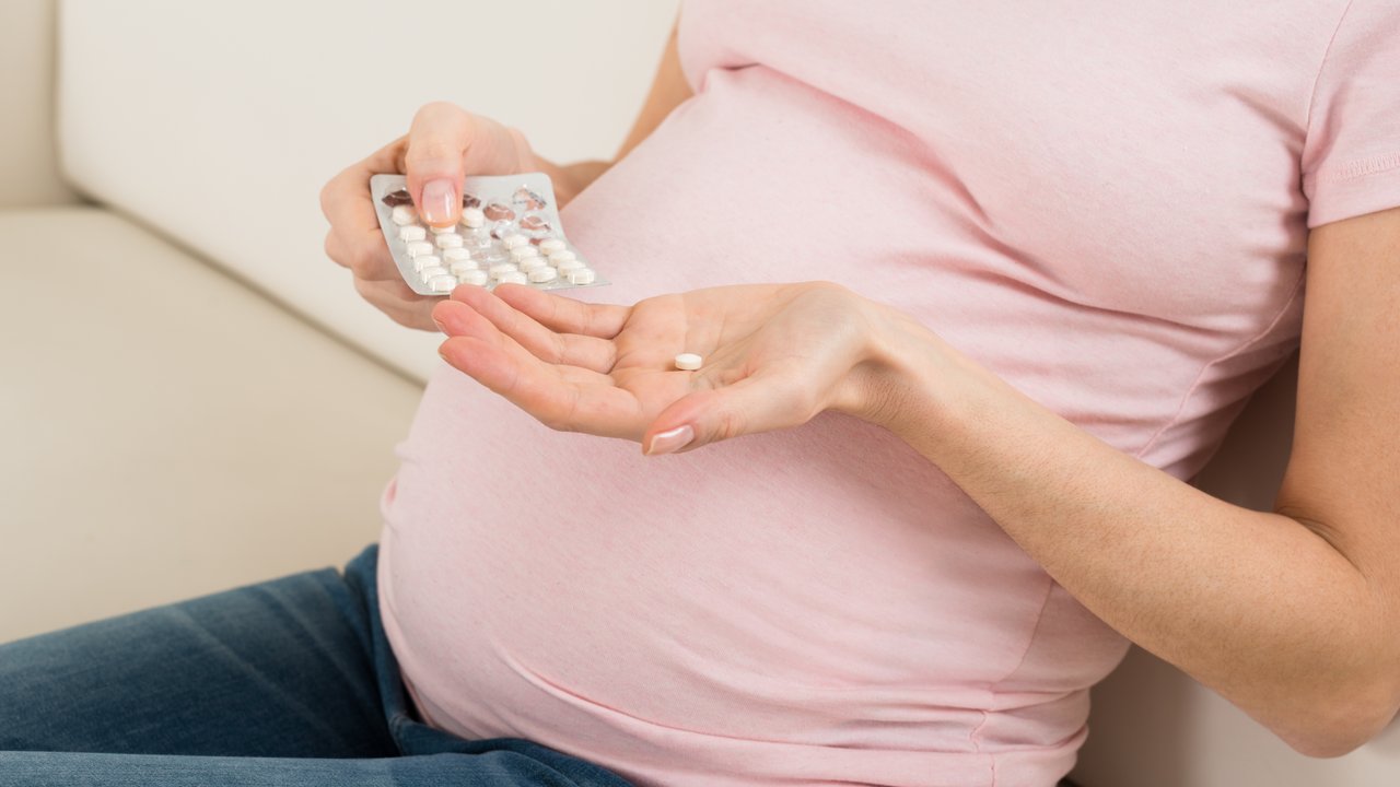 Die regelmäßige Einnahme von Folsäure ist vor und während der Schwangerschaft sehr wichtig.