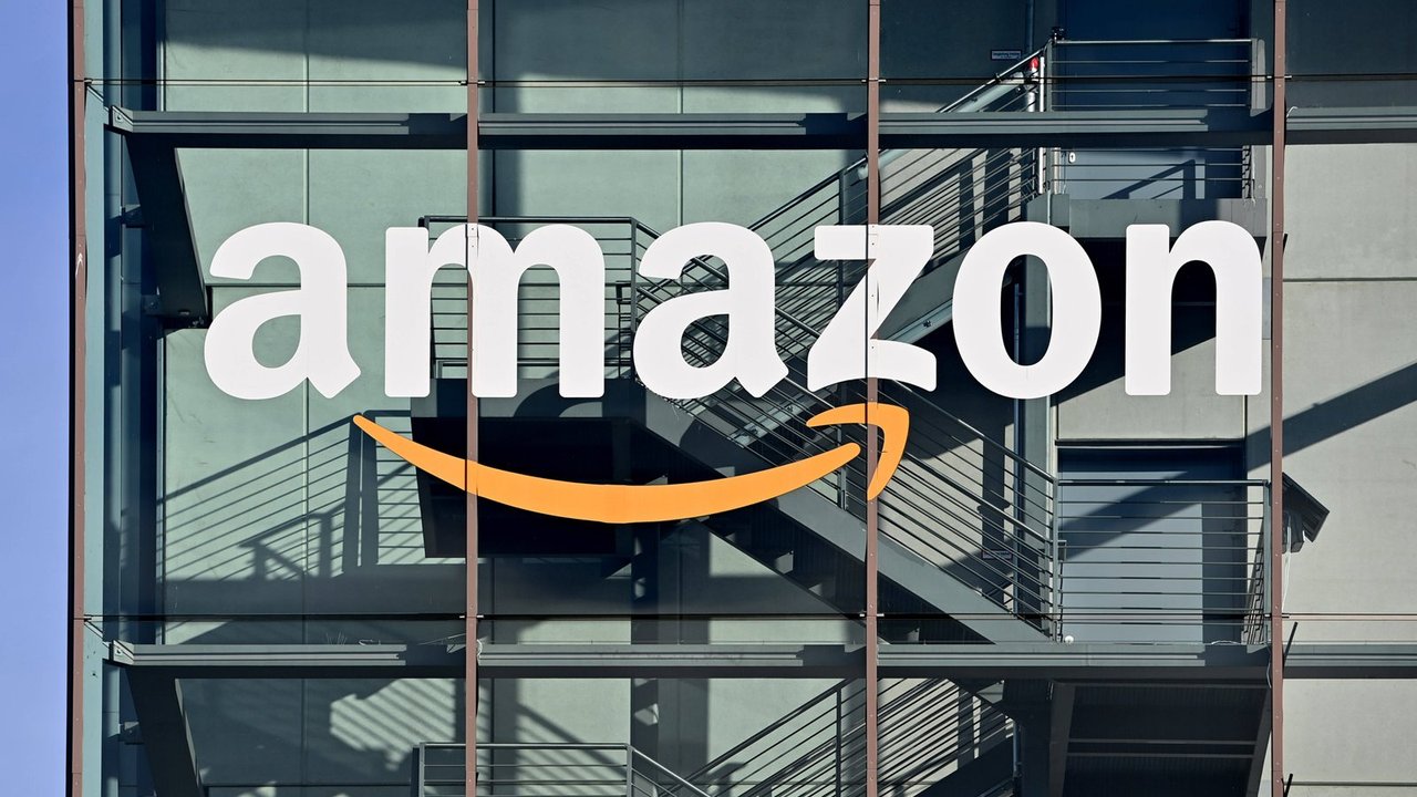 Dieser Amazon-Wäschekorb im edlen Bambus-Design sorgt für mehr Ordnung im Bad.