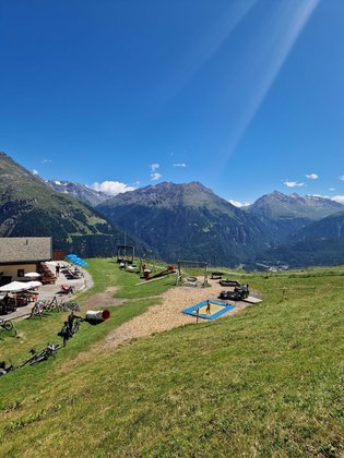 Ötztal mit Kindern: Nur ein kurzer Marsch von Hochsölden aus entfernt: Das Bergrestaurant Sonnenblick mit grandiosem Ausblick und schönem Kinderspielplatz