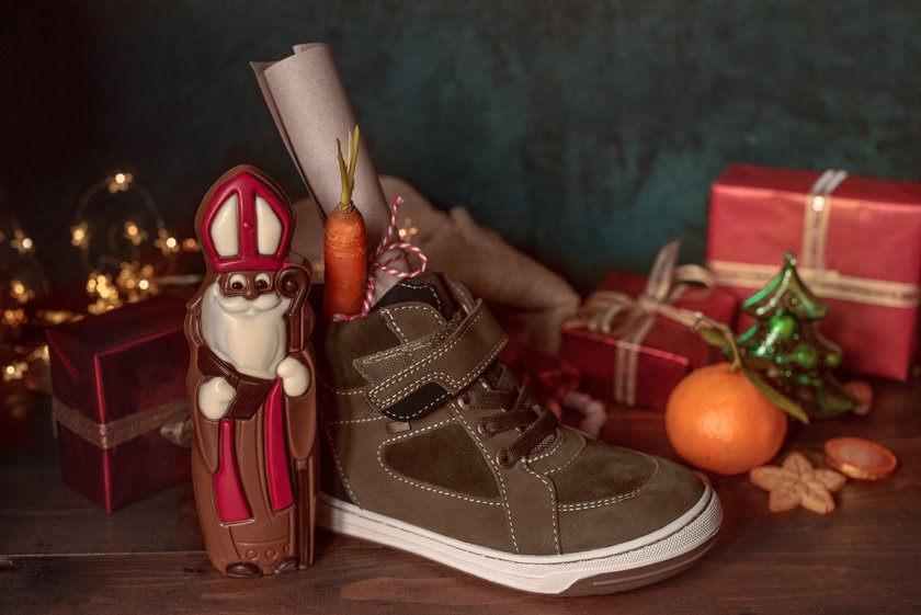Kinder Weihnachtslieder: Schuh mit Geschenken und Schokonikolaus mit Bischofsstab