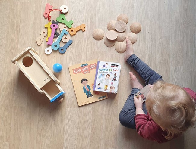 Spielzeugboxen-Abo: Kind spielt mit den Spielsachen aus der Spielzeugbox von Paul & Lori