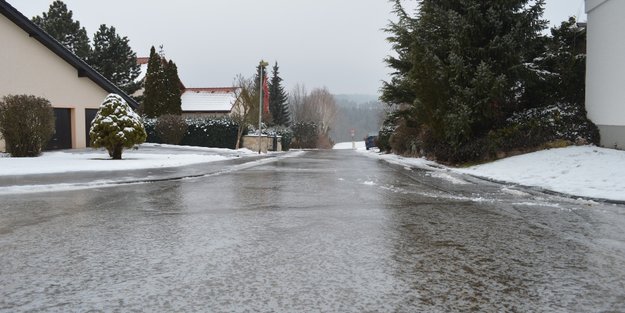 Wenn es plötzlich glatt wird: So schützt ihr euch bei plötzlichem Glatteis im Winter