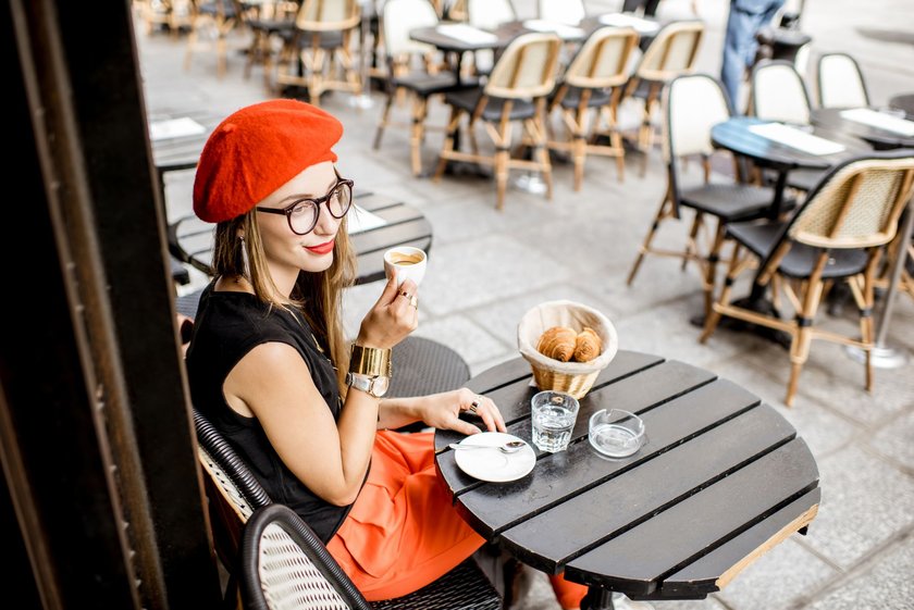 Junge Frau trinkt Kaffee in einem Pariser Café