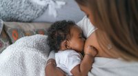Clusterfeeding: Warum dein Baby ständig an die Brust will