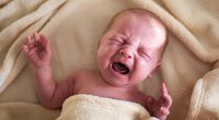 Wenn das Baby sich überstreckt: Diese 5 Gründe können dahinterstecken