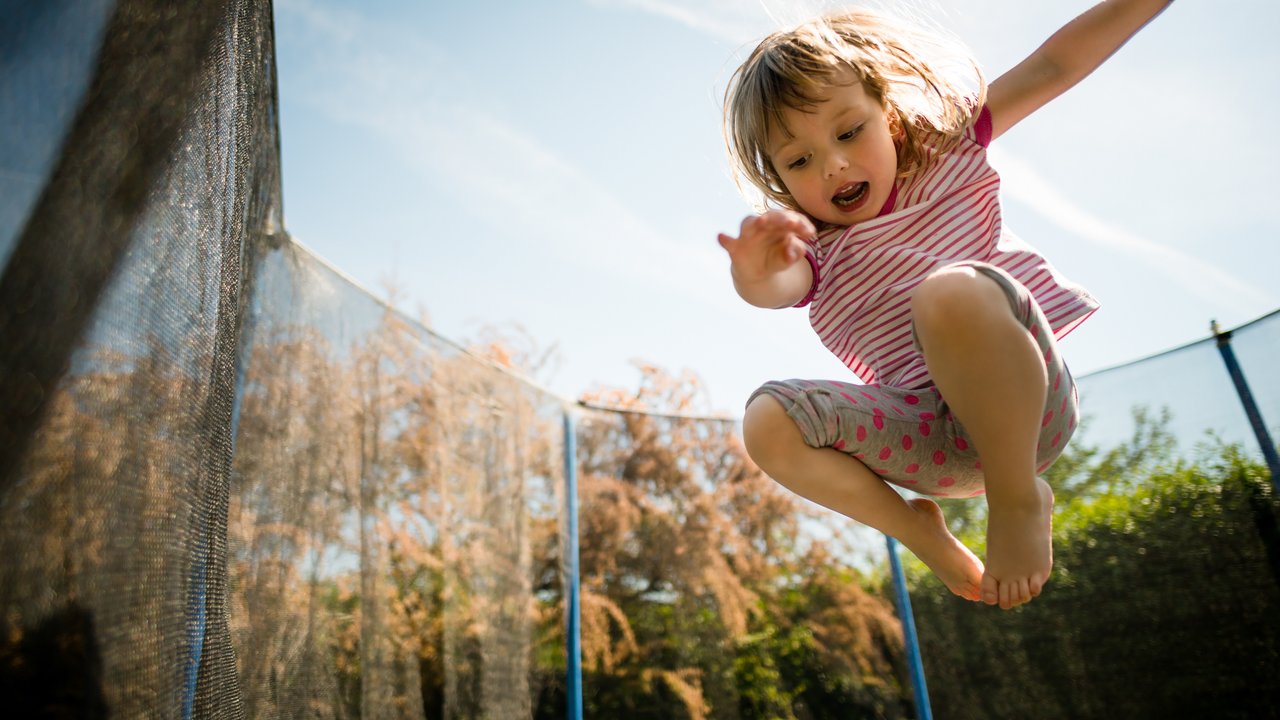Trampolin für Kinder: Mädchen springt