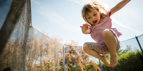 Trampolin für Kinder: Die besten Produkte & wichtige Tipps für einen sicheren Hüpfspaß