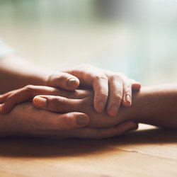 Wenn Worte fehlen: 20 tröstende Beileidsbekundungen, die von Herzen kommen