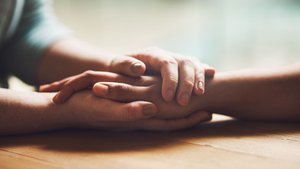 Trost spenden in der Trauer: Mit diesen 20 Formulierungen findest du die richtigen Worte