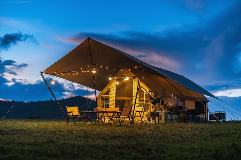 Luxuriöses Glamping Zelt vor bewölktem Abendhimmel