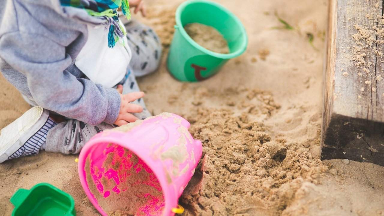 Buddelspaß für den Sommer bietet dieser pflegeleichte, platzsparende und leichte Sandeimer von Ernsting's.