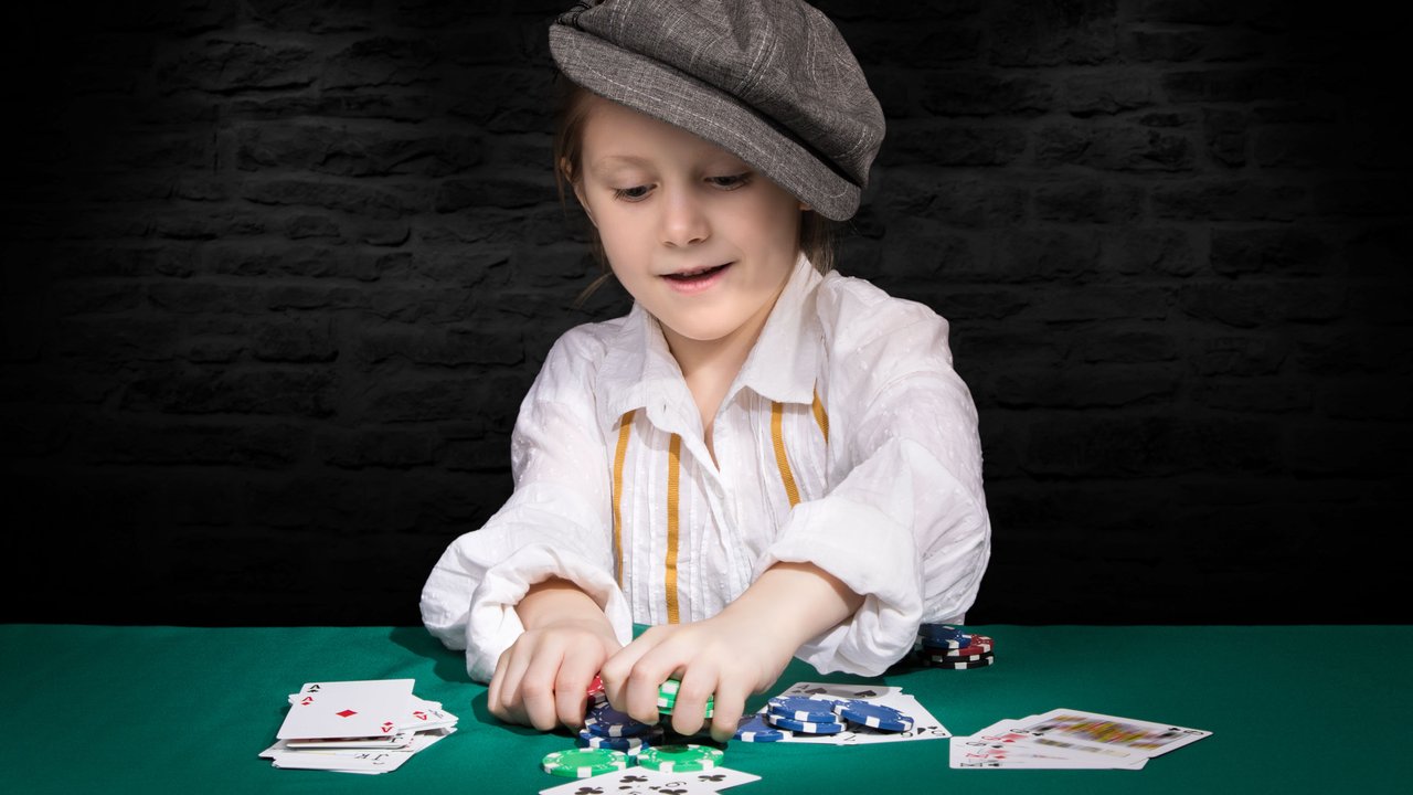 Kind spielt mit Karten