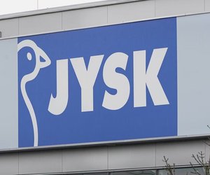 Teurer Schein, kleiner Preis: Diese Porzellan-Tischlampe von Jysk ist ein echter Blickfang