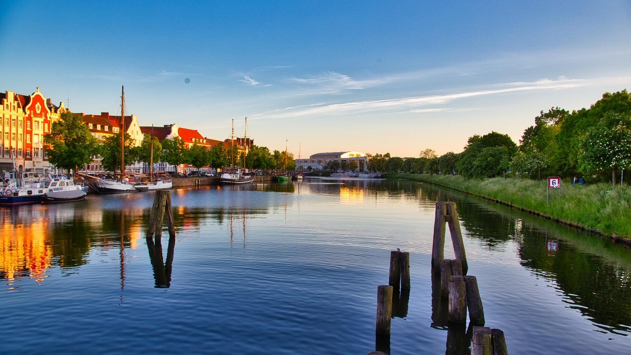 Die Trave fließt durch Lübeck in Schleswig-Holstein.