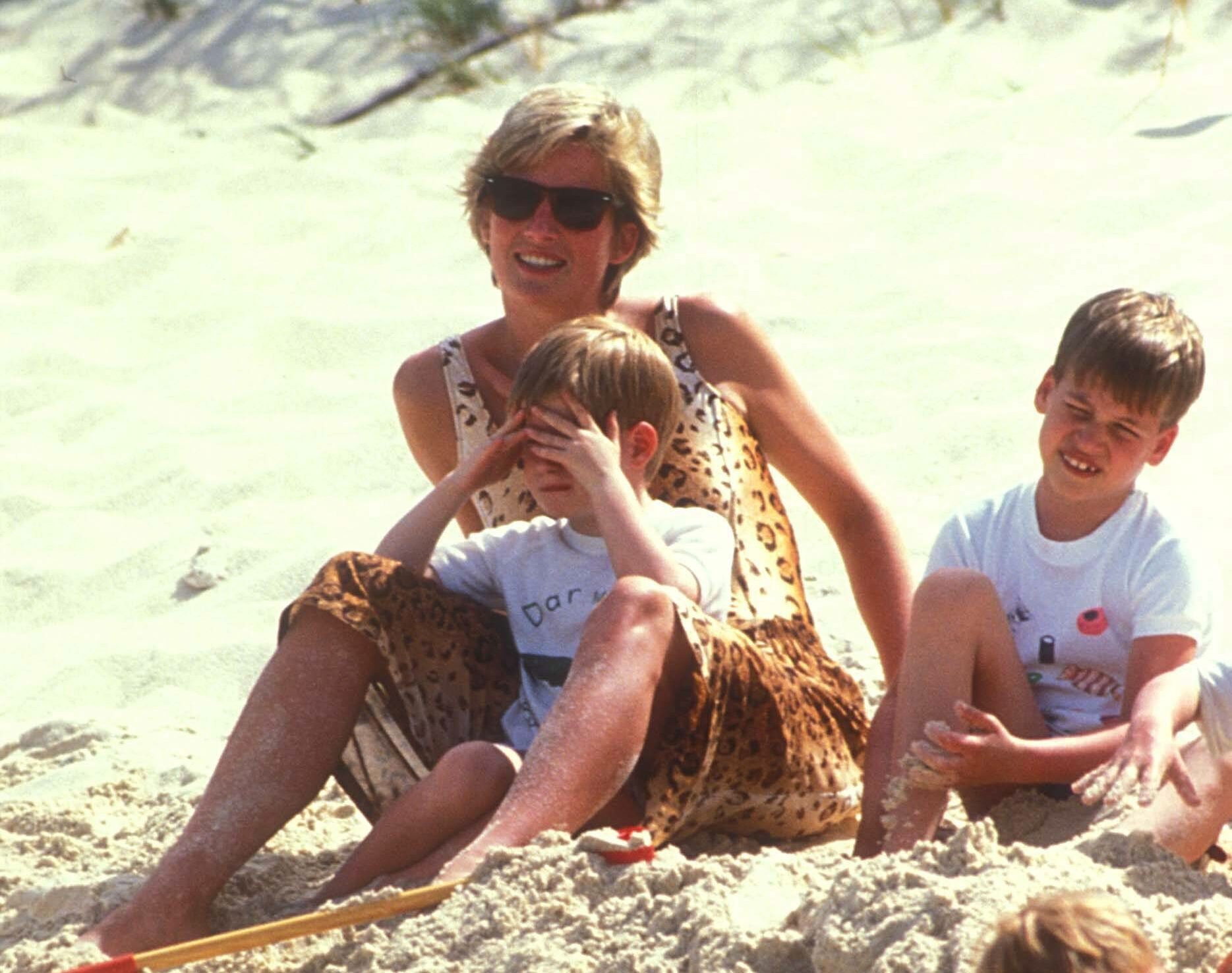 Diana mit ihren Söhnen am Strand