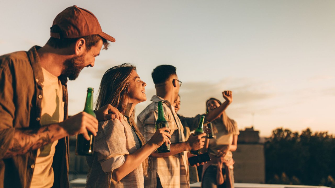 Alkoholfreies Bier in der Schwangerschaft ist ideal, um als Schwangere mit Freunden anzustoßen und den Sommer zu genießen.