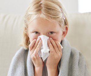 Dein Kind hat Nasenbluten? Was du jetzt sofort tun solltest (und was nicht)
