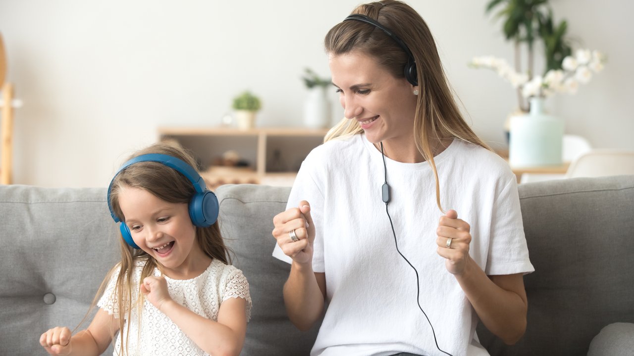 Kinderkopfhörer: Mutter und Tochter hören Musik