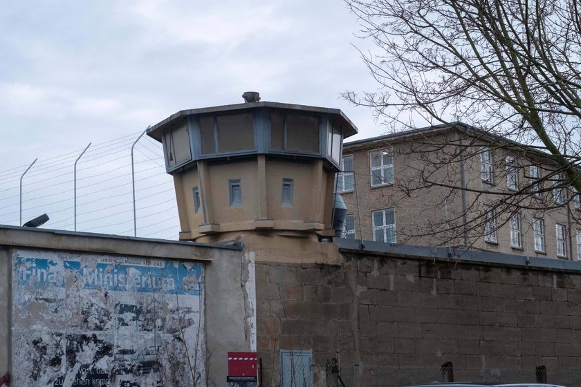 Wachturm an der Außenmauer der Gedenkstätte Berlin-Hohenschönhausen auf dem Gelände der ehemaligen zentralen Untersuchungshaftanstalt des Ministeriums für Staatssicherheit der DDR