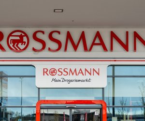 Küchenhelfer Deluxe: Du musst dieses günstige Rossmann-Abtropfgestell für Flaschen haben