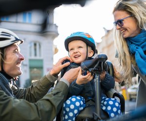 Kinderfahrradsitz im Test: In diesen 4 Sitzen ist euer Kind sicher
