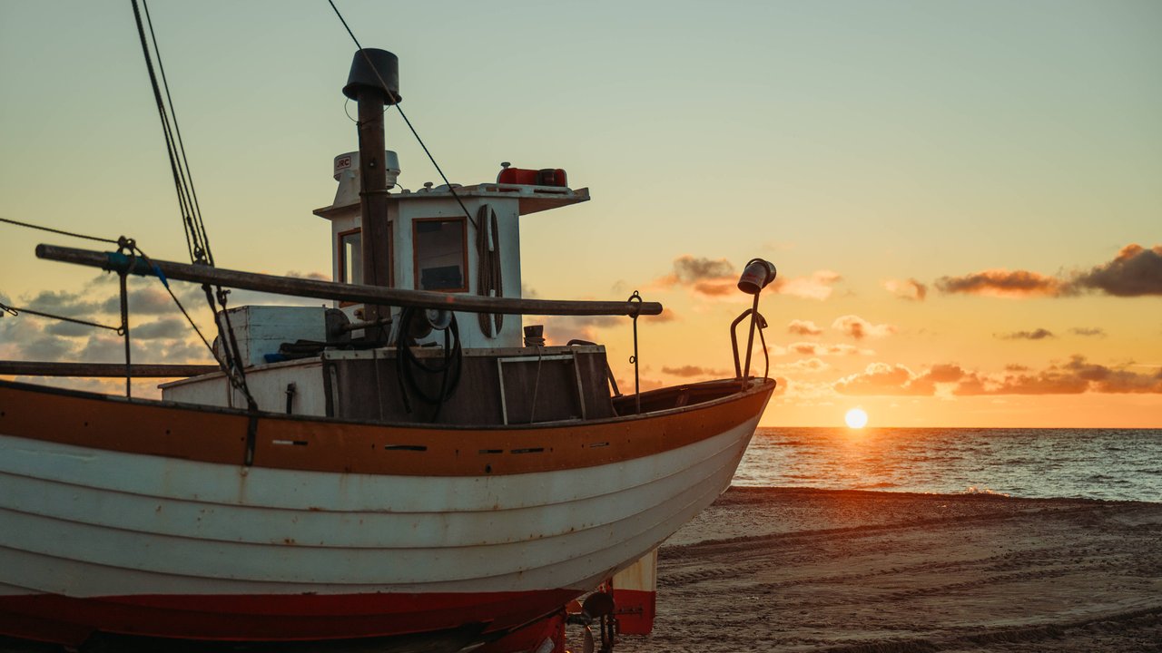 Größe, Einsatz und Masten: Es gibt verschiedene Parameter, um Boote von Schiffen zu unterscheiden.