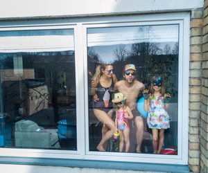 Wir sind nicht allein: Fotograf porträtiert Familien an Fenstern
