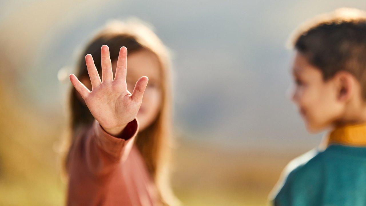 Körperregeln für Kinder: Kind zeigt "Stop!" mit Hand