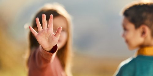 "Halt, hier ist meine Körpergrenze!" 6 wichtige Körperregeln, die unsere Kinder kennen sollten