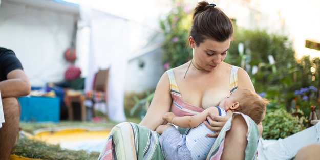 Umdenken nötig! Drei Viertel aller Frauen fühlen sich unwohl beim öffentlichen Stillen