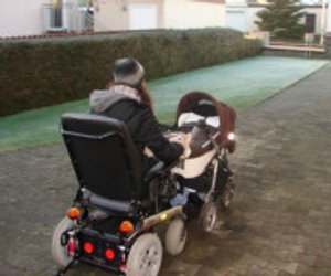 Mit Kind und Rollstuhl - So macht das eine "Wheelymum"