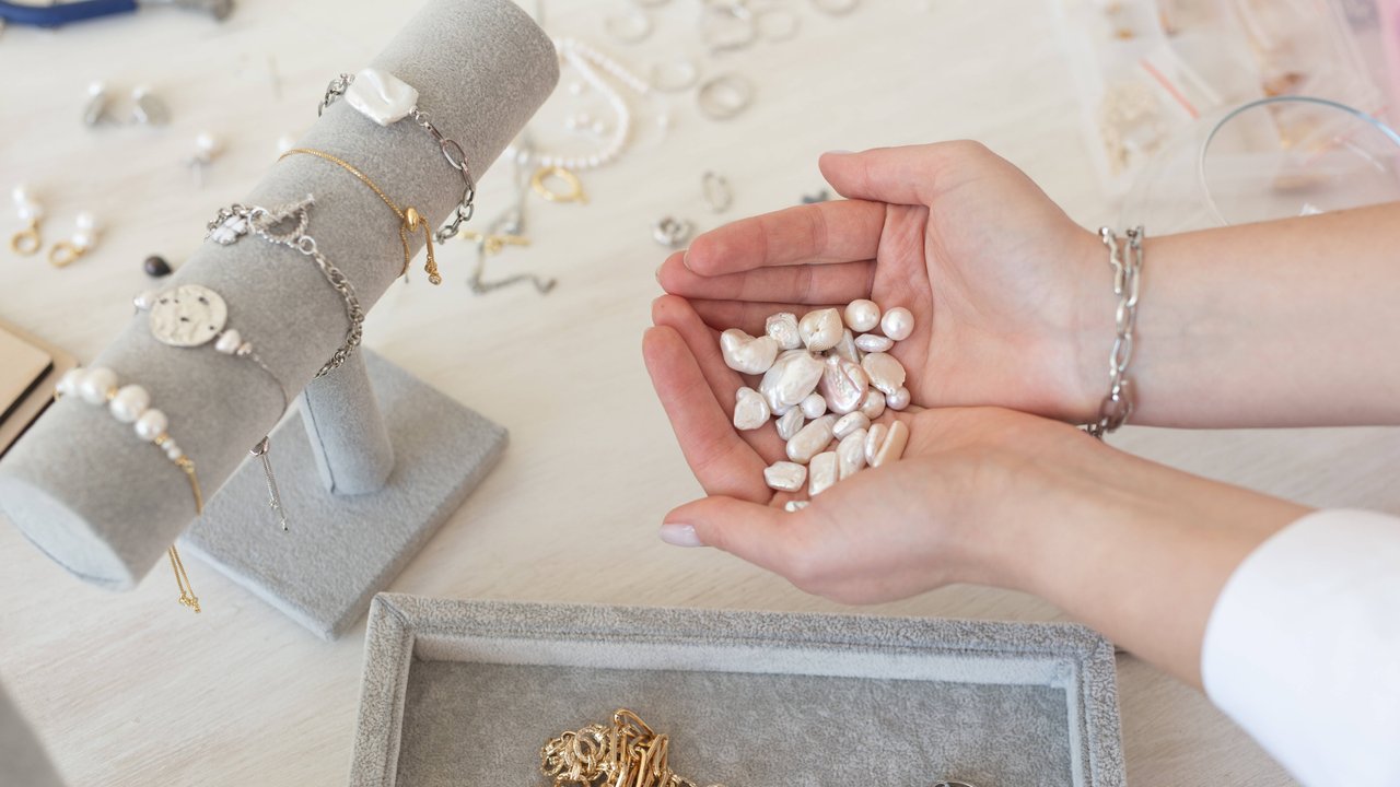 Juwelier*in ist ein schöner Beruf, der viel Geschick erfordert.