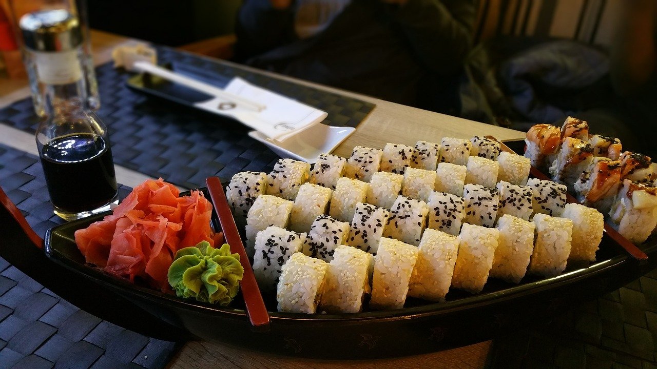Sushi ist weltweit beliebt und bietet viele verschiedene Variationen.
