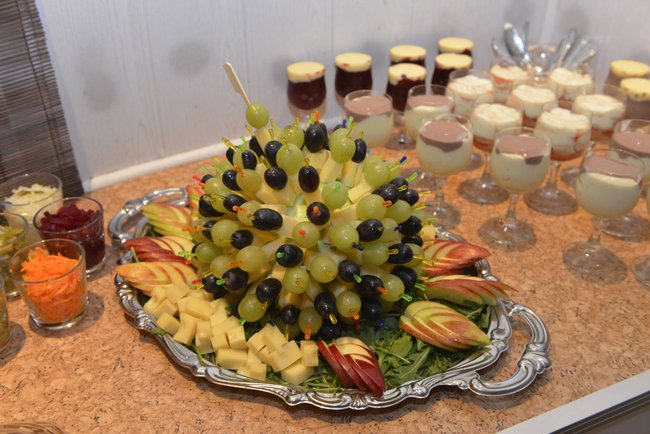 Ein klassischer Käseigel mit Käse- und Traubenspießen auf einem Silvester-Buffet.