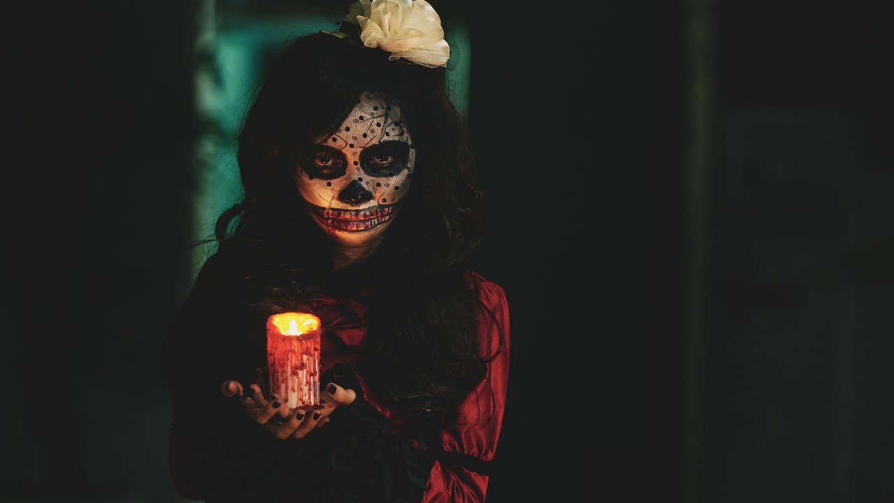Horror-Sätze Kinder_Teaser: Mädchen mit mexikanischer Totenmaske und Kerze in der Hand
