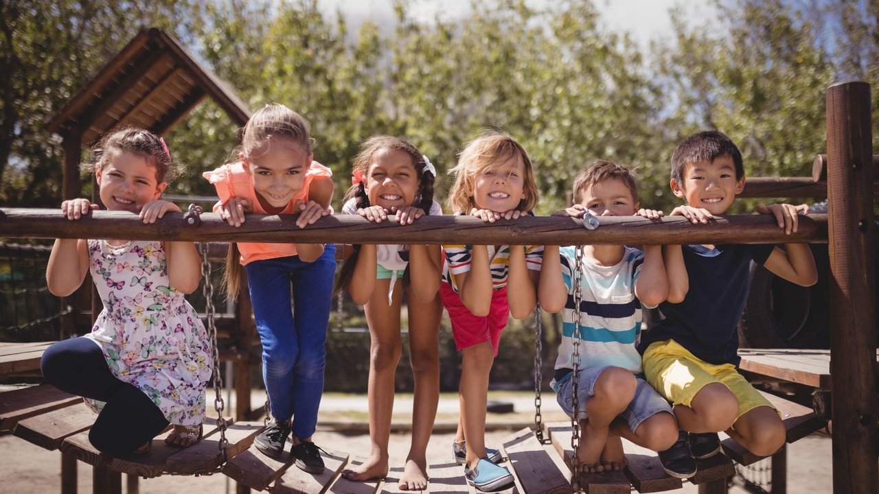 Sicherheit Spielplatz: Kinder klettern auf Brücke