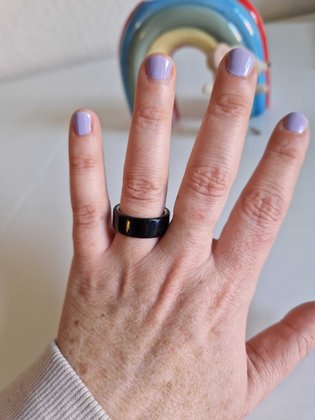 Test Oura Ring 4: Ich teste den Oura Ring in der Farbe Schwarz und finde ihn echt schick.