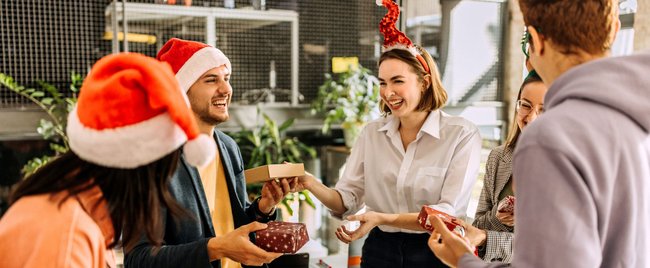 15 lustige bis nützliche Wichtelgeschenke - für Kollegen oder Freunde