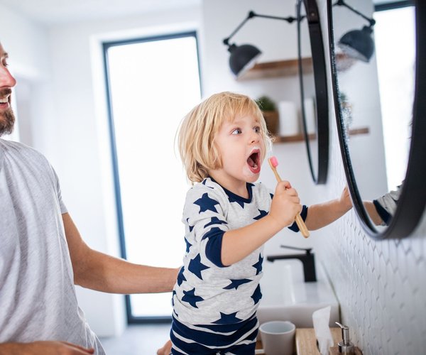 Dein Kind möchte keine Zähne putzen: Vielleicht helfen diese 5 Sätze