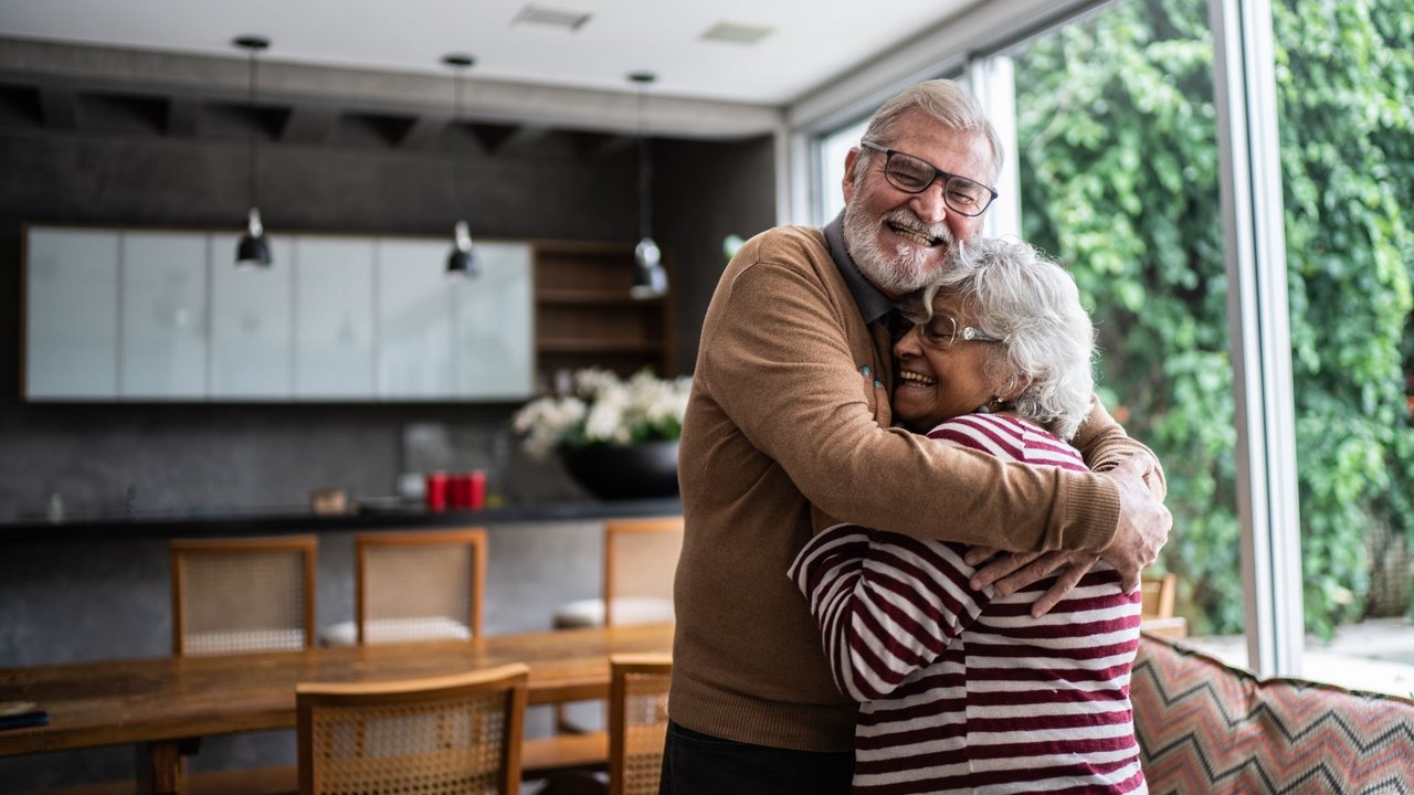 Glückwünsche zur Goldenen Hochzeit: Älteres Paar umarmt sich