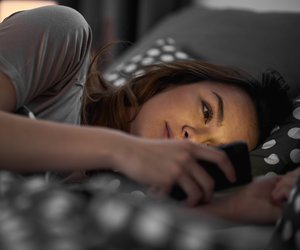 Neue Studie: Das ist der wahre Grund, warum Teenager das Smartphone auch im Bett nutzen