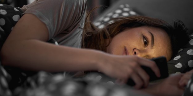 Neue Studie: Das ist der wahre Grund, warum Teenager das Smartphone auch im Bett nutzen