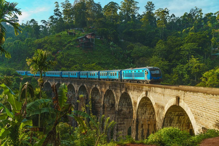 Zug fährt über ikonische Brücke in Demodara, Ella, Sri Lanka