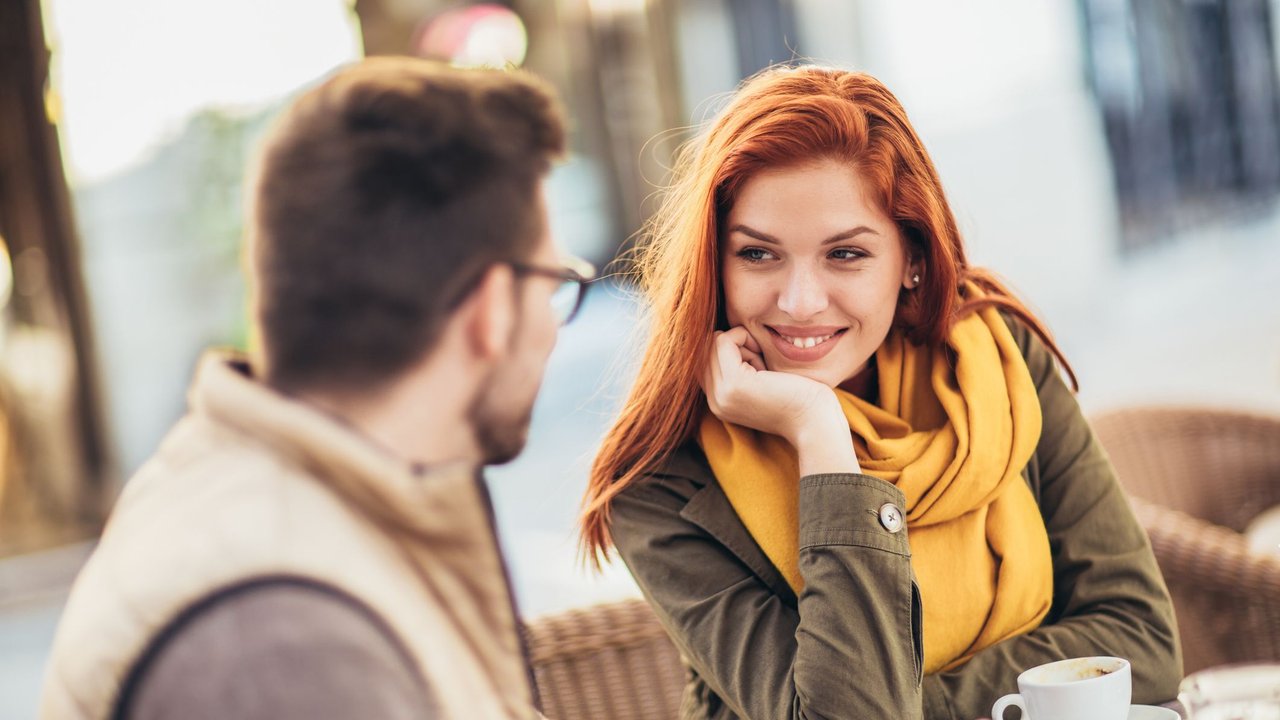 Junges Pärchen beim ersten Date in einem Café