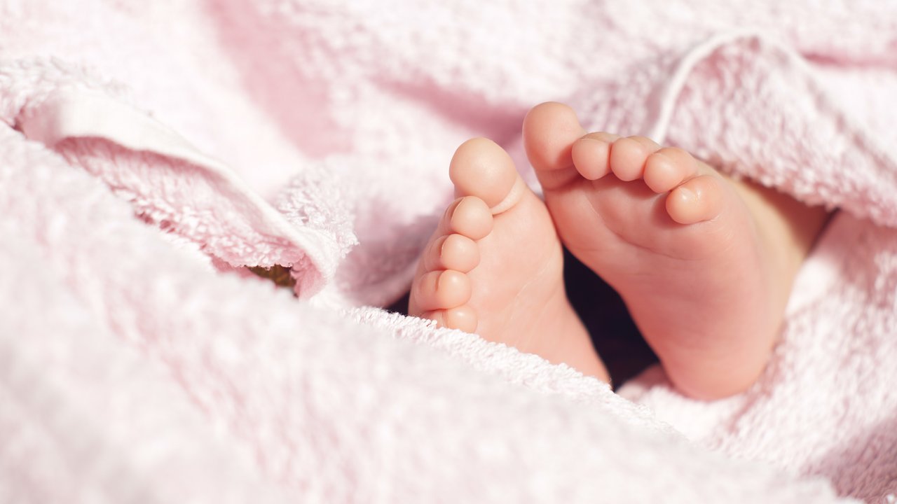 Babyklappe: Baby in Handtuch gewickelt