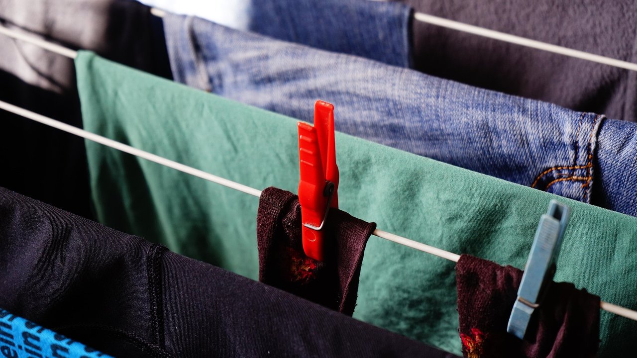 Probiere unsere Tipps zum schnellen Wäschetrocknen in der Wohnung aus.