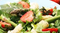 Dieser Spargel-Erdbeer-Rhabarber-Salat ist mega lecker und bombengesund