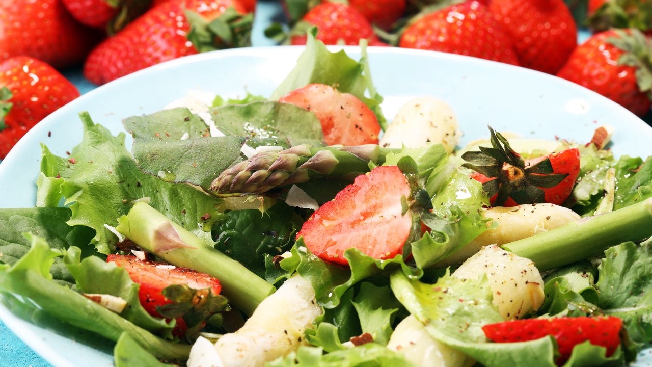 Spargel Erdbeer Rhabarber Salat