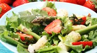 Dieser Spargel-Erdbeer-Rhabarber-Salat ist mega lecker und bombengesund
