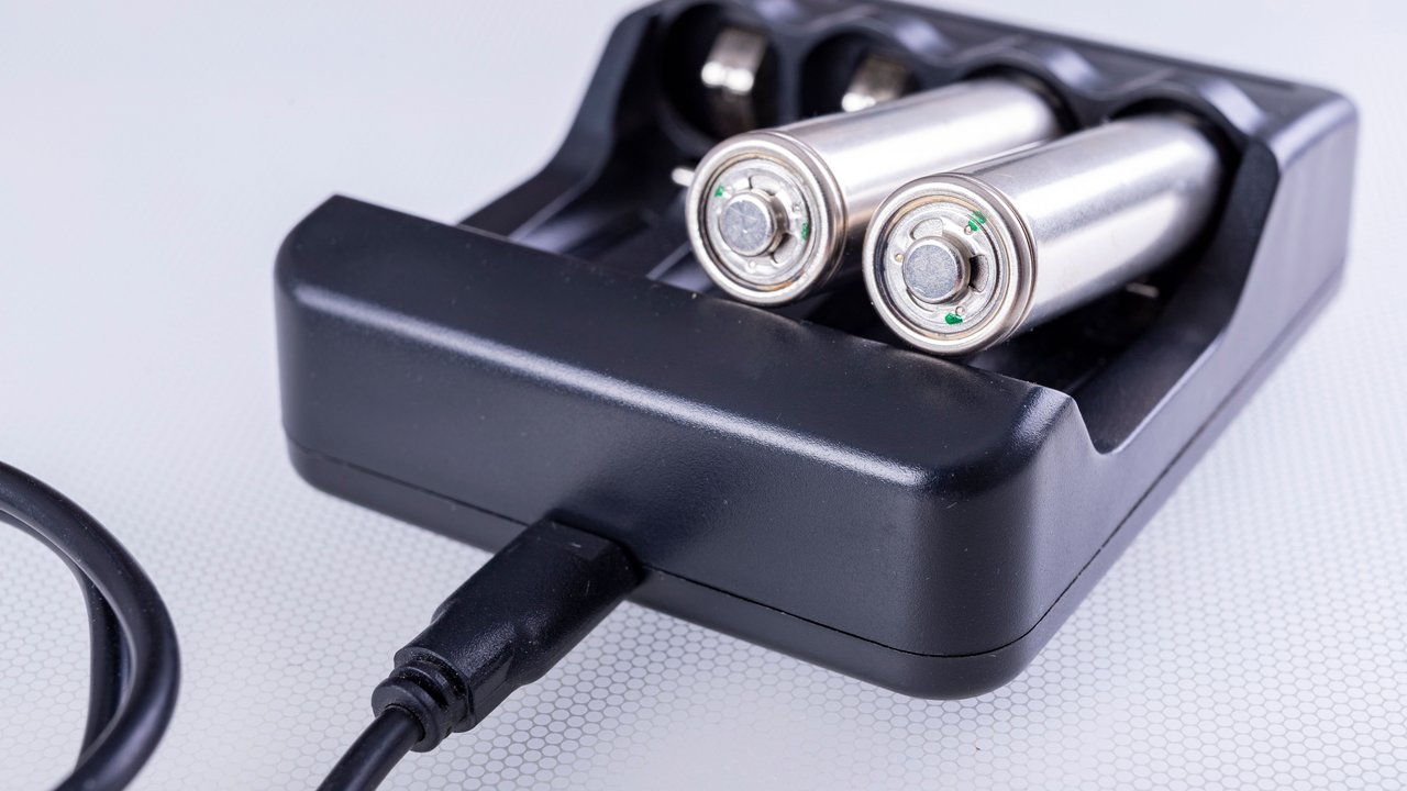 Batterien werden in einem Akku-Ladegerät aufgeladen